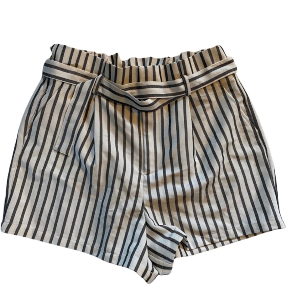 Forever 21 White Grey Striped Paper Bag Shorts Size 1X